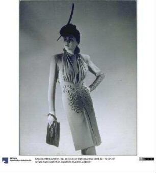 Frau in Kleid von Hansen Bang