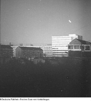 Haus der Presse (Blick von oben, Baustelle, Innenansichten Kantine?, Büro?, mit Skulpturen, mit Transparent, Richtfest)