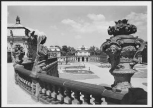 Dresden, Zwinger : Blick von der Langgalerie über den Zwingerhof zum Wallpavillon