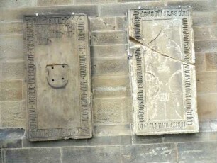 Alexanderkirche - Chor von Süden- zwei Grabsteine (Jahr 1495 (wohl) und 1488) mit Umschrift und Wappenrelief