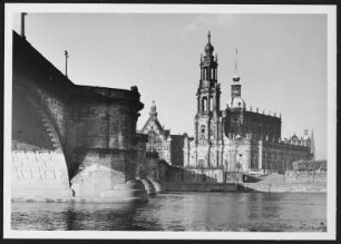 Dresden, Schloß und Hofkirche und Augustusbrücke : Dresden. Blick vom Neustädter Ufer über Residenzschloss und Hofkirche