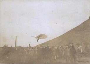 Fotografie: Flug Otto Lilienthals vor zahlreichem Publikum