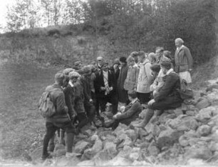 Sachsen? Wandergruppe an einem Steinbruch (?), Informationen erhaltend