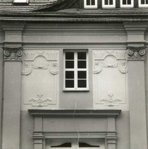 Cottbus, Sandower Straße 54. Ehem. Syndikatshaus (1698, M. 18. Jh., Bayrische Vereinsbank). Portalachse mit Ornamentspiegeln