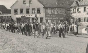 Festumzug sorbischer Studenten in Wittichenau : Swjedźenski ćah studentow na schadźowance w Kulowje
