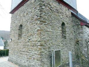 Krumbach-Evangelische Kirche - Chor von Nordosten (Romanische Gründung 11 Jh) mit vermauerten Fenstern im Erdgeschoß sowie Werksteinen im Mauersteinverband