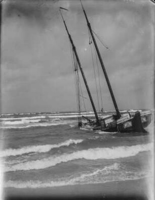 Segelboot : Gestrandetes Segelboot am Strand von Ostpommern