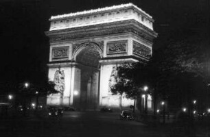 Paris: Arc de Triomphe, nachts, angestrahlt, näher