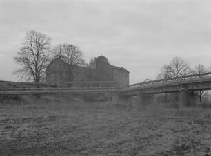 Dresden-Friedrichstadt. Großes Ostragehege. Blick zur Eisenbahnbrücke und zum Speichergebäude (A. 20. Jh.) am Elbhafen