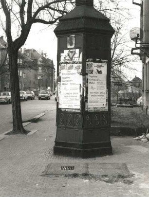 Linienverzweiger der Deutschen Reichspost, etwa 1930. Ansicht mit davorliegendem Kabelschacht. Dresden-Naußlitz, Lange Straße/Ecke Kesselsdorfer Straße