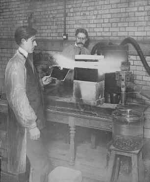 Elektrischer Ofen, geschlossen, in Betrieb : Technikgeschichte | Industrie und Technik | Fabrikanlagen