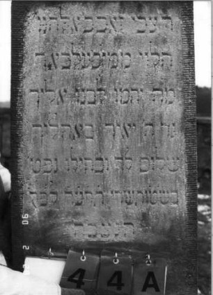 Grabstein 44 (Index: 100114917) Material: ? Zustand: gut Maße HxBxT: 220x56x32 cm Beschreibung: Obelisk auf gestuftem Sockel: Grabstein 44A