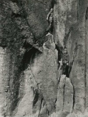Sächsische Schweiz. Schrammsteine, Dreifingerturm. Kletterer am Einstieg des Alten Weges. Sebnitz: Heimatmuseum NaM 36:6/145