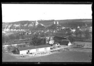Dorf Saaleck mit den Burgruinen Rudelsburg und Saaleck