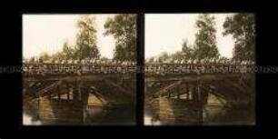 Tiroler Landschützen passieren eine Brücke