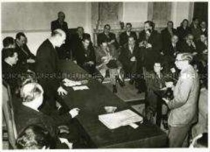 Pressekonferenz der neuen kommunistischen Regierung in der Tschechoslowakei