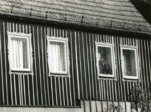 Dresden-Cossebaude, Hässige Straße 2. Wohnhaus "Altes Herrenhaus" (1601/1700). Obergeschoß (verbrettert) mit Fenstern in Zierrahmen