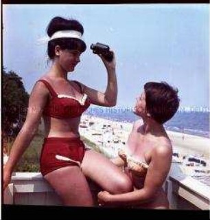 Zwei junge Frauen am Ostsee-Strand