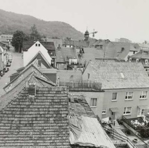 Blick von der Pfarrkirche St. Peter zum Rathausturm
