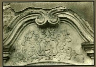 Friedhofkapelle. Grabstein. Detail von 031