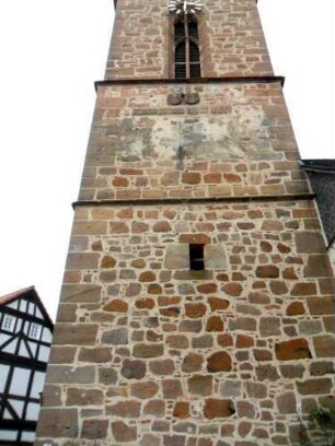 Stadtkirche - Kirchturm von Süden mit Wappen und Text im Mittelgeschoß (siehe Detailaufnahme) sowie Werksteinen im Mauersteinverband