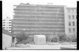 Kleinbildnegative: Giebelfassade eines Mietshauses, 1978