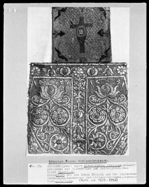 unten: Fragement eines liturgisches Gewandes in Reliefstickerei mit Silberfaden auf Seidengrund, oben: Mappa mit dem Kreuz Christi und den Leidenswerkzeugen, Seiden- und Metallstickerei
