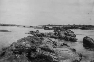 Flusslandschaft : Blick auf die Landschaft des Flusses Rowuma. In der linken Bildmitte sitzt ein Forschungsreisender auf einem Felsen