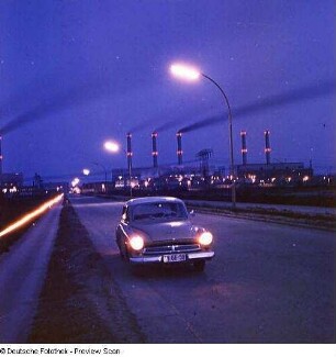 Personenkraftwagen "Wartburg" 311 Limousine auf einer Straße nach Vetschau; im Hintergrund Kraftwerk Vetschau : Lübbenau. Personenkraftwagen "Wartburg" 311 Limousine (Hersteller: VEB Automobilwerk Eisenach, Baujahr: 1955/1958) auf einer Straße nach Vetschau; im Hintergrund Kraftwerk Vetschau