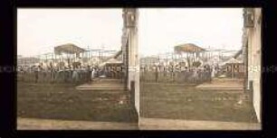 Flieger Henri Farmans vor der Halle, Flugplatz Johannisthal, Berlin
