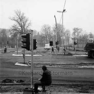 Lübecker Straße / B 75: Einmündung von Ostring und Am Weinberg: Fertigstellung der Verkehrsinseln und der Verkehrsampeln: im Hintergrund Schlosskirche und Gottesbuden
