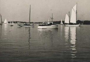 Segel- und Motorboote auf einem See. Spiegelung der Objekte auf der Wasseroberfläche