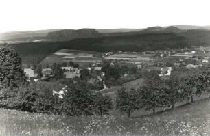Rosenthal-Bielatal. Siedlungsteile Hermsdorf mit Zweiseithof und Reichstein am Gegenhang. Blick von der Panoramahöhe nach Ostnordost gegen Pfaffen-, Gohrisch- und Papststein