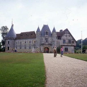 Frankreich/Département Calvados. Saint-Germain-de-Livet. Wasserschloß Saint-Germain-de Livet. Außenansicht mit Torhaus von Nordosten
