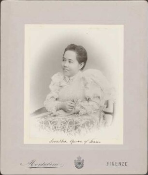 Sovabha, Königin von Siam, Brustporträt.