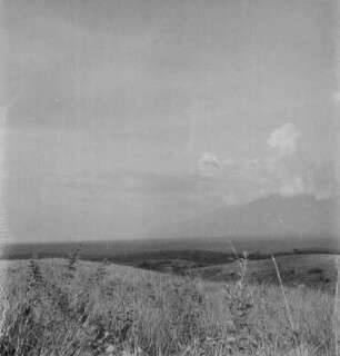 Landschaft : Blick über die hügelige Landschaft in Richtung eines Berges