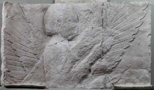 Kyros II., geflügelte Gestalt mit Federhut (?) nach rechts