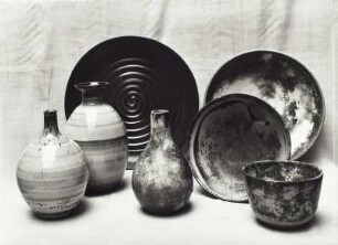 Teller mit Spiralenrelief : Arrangement mit Keramikgefäßen (1. Dr. 20. Jh)