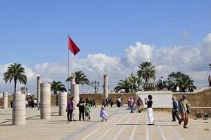 Gedenkstätte in Rabat : Die Staatsfahne weht vor dem Mausoleum für König Mohammed V. in Rabat, aufgenommen am 06.11.2008