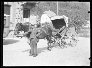 Postkutsche mit Pferd und Kutscher vor dem Postgebäude in Wertheim