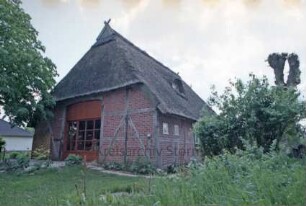 Poststraße 14: Fachwerkhaus mit Reetdach: Giebelseite ehemaliger Wirtschaftstrakt: Scheunentor mit Verglasung