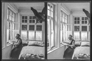 Personen, Frau (Käthe?) in einem Schlafzimmer an einem Fenster sitzend [zwei Motive]
