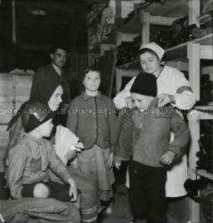 Einkleiden von Umsiedlerkindern im Zwischenlager in Semlin