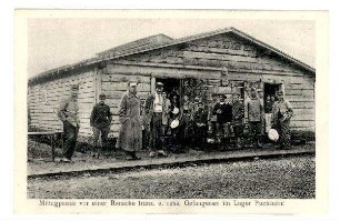 Postkarten mit Bildern aus dem Kriegsgefangenenlager Puchheim, Nr. 12 (2605): Mittagpause vor einer Baracke franz.u.russ. Gefangenen