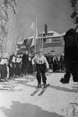 Pioniere beim Wettkampf im Skispringen : Teilnehmer beim Absprung