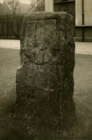 Kaiserslautern: Grenzstein. "Bäckerstein" (Ramstein) vor Haus Nr. 30 in der Friedenstr