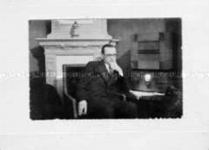 Fritz Körbes am Radio