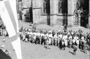 Freiburg: Spalier in das Münster, vom Kaufhaus