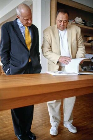 Künstlerarbeiten und Gespräche. Rechts Günther Uecker und links Norman Foster