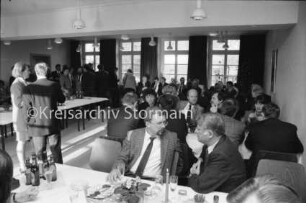 Neujahrsempfang: Alte Schule: rechts Ehrengäste an gedeckten Tischen: links stehende Gäste: hinten Fensterfront: 12. Januar 1992